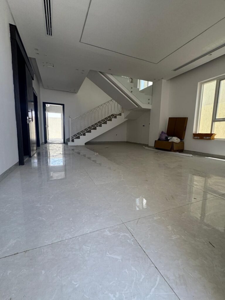 غرفة ماستر فاخرة في فيلا مع تصميم عصري وإضاءة طبيعية واسعة