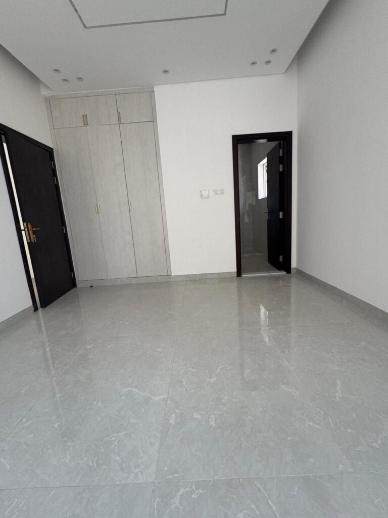 غرفة ماستر واسعة في الفيلا تُظهر المساحة الكبيرة والأثاث الفاخر