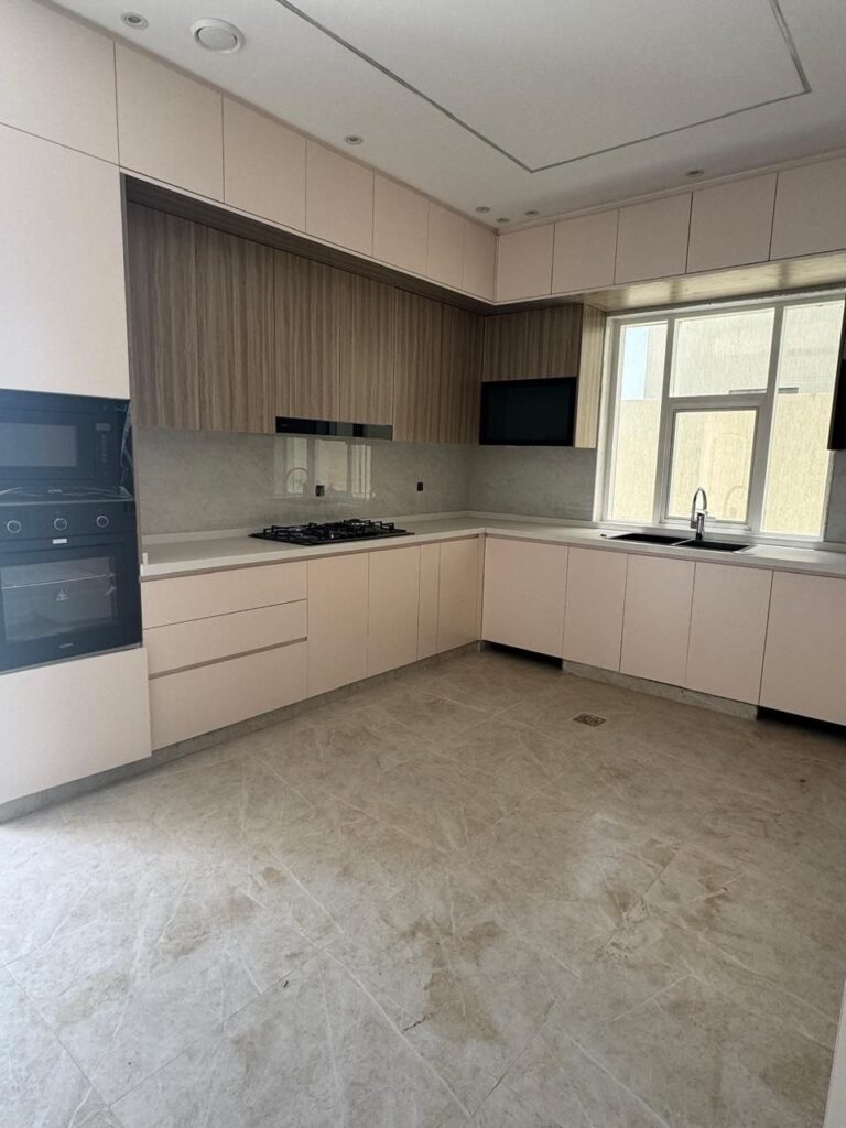 مطبخ واسع في الفيلا مع تصميم حديث وتجهيزات كاملة